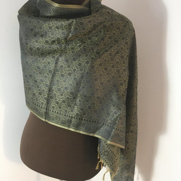 LIKE NEW CHINESE SUPER FINE SILK SHAWL IN BLACK AND GREEN PAISLT PRINT - Picture 5 of 5